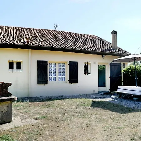 85m With Garden In A With Pool Vakantiehuis